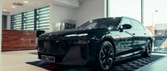 BMW показывает, как дистанционно припарковать 7-ю серию 2023 года с помощью смартфона