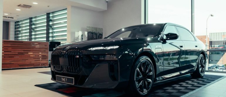 BMW показывает, как дистанционно припарковать 7-ю серию 2023 года с помощью смартфона